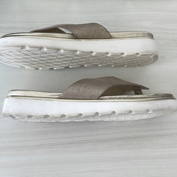 DONALD PLINER SLIDE MATT GOLD SANDAL - Picture 5 of 5